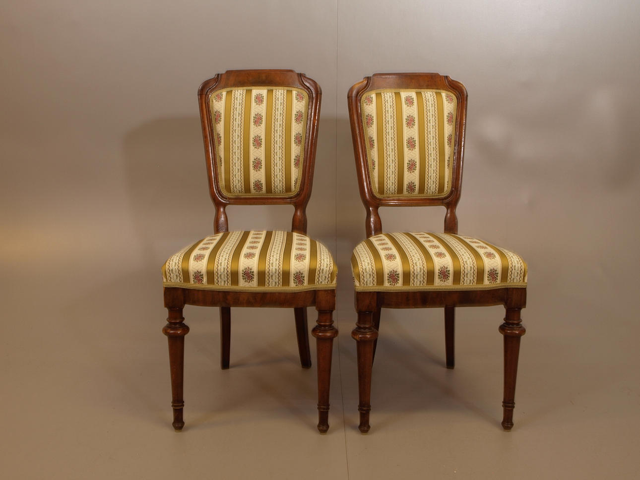 STOLAR, valnöt, 2 stycken, 1800-talets fjärde kvartal.