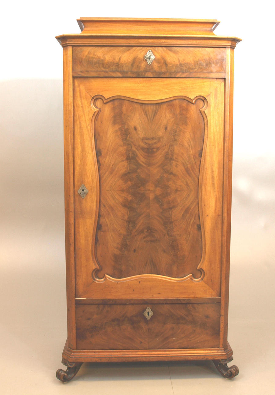 LINNESKÅP, valnöt, 1800-talets fjärde kvartal.