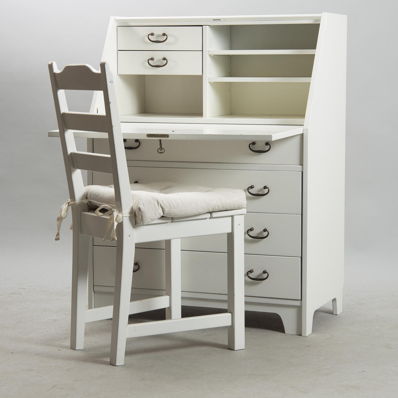 SNEDKLAFFSEKRETÄR SAMT STOL, vitmålade, sent 1900-tal.