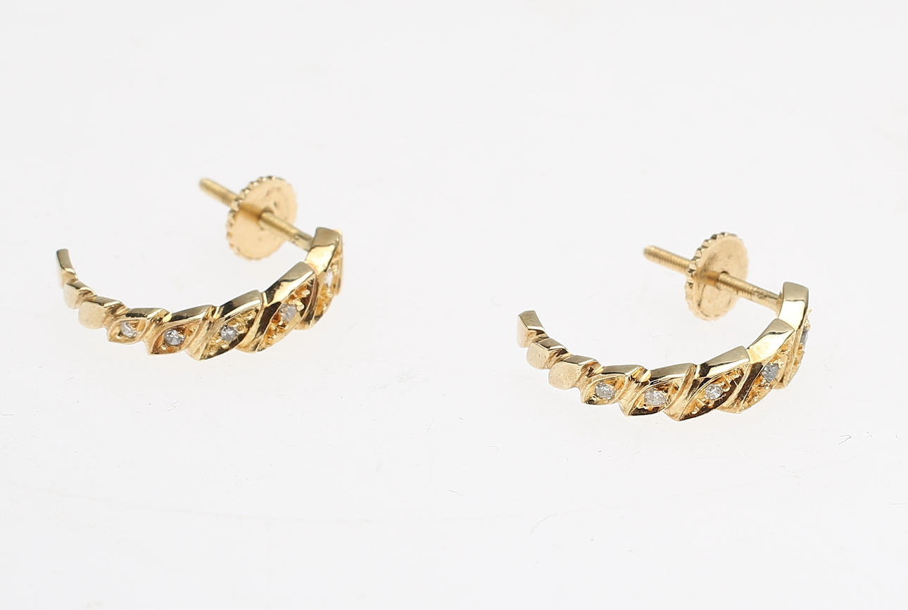 ÖRHÄNGEN, ett par, 14K guld med diamanter. Totalvikt ca. 4,0 g.