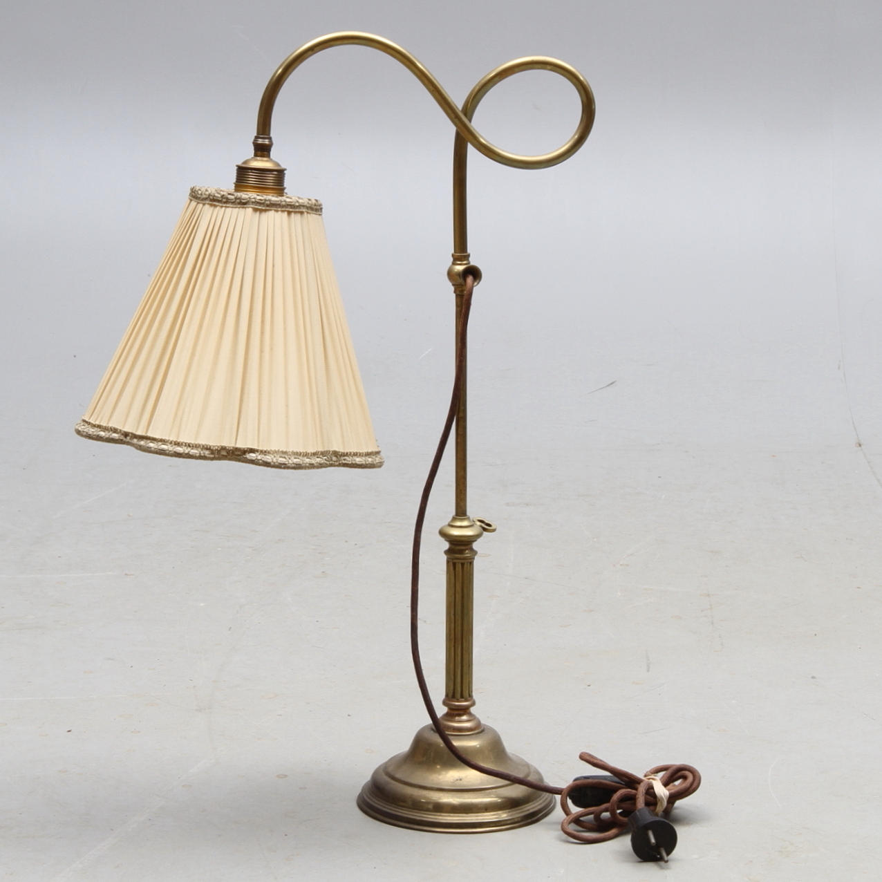 BORDSLAMPA, mässing, tidigt 1900-tal.