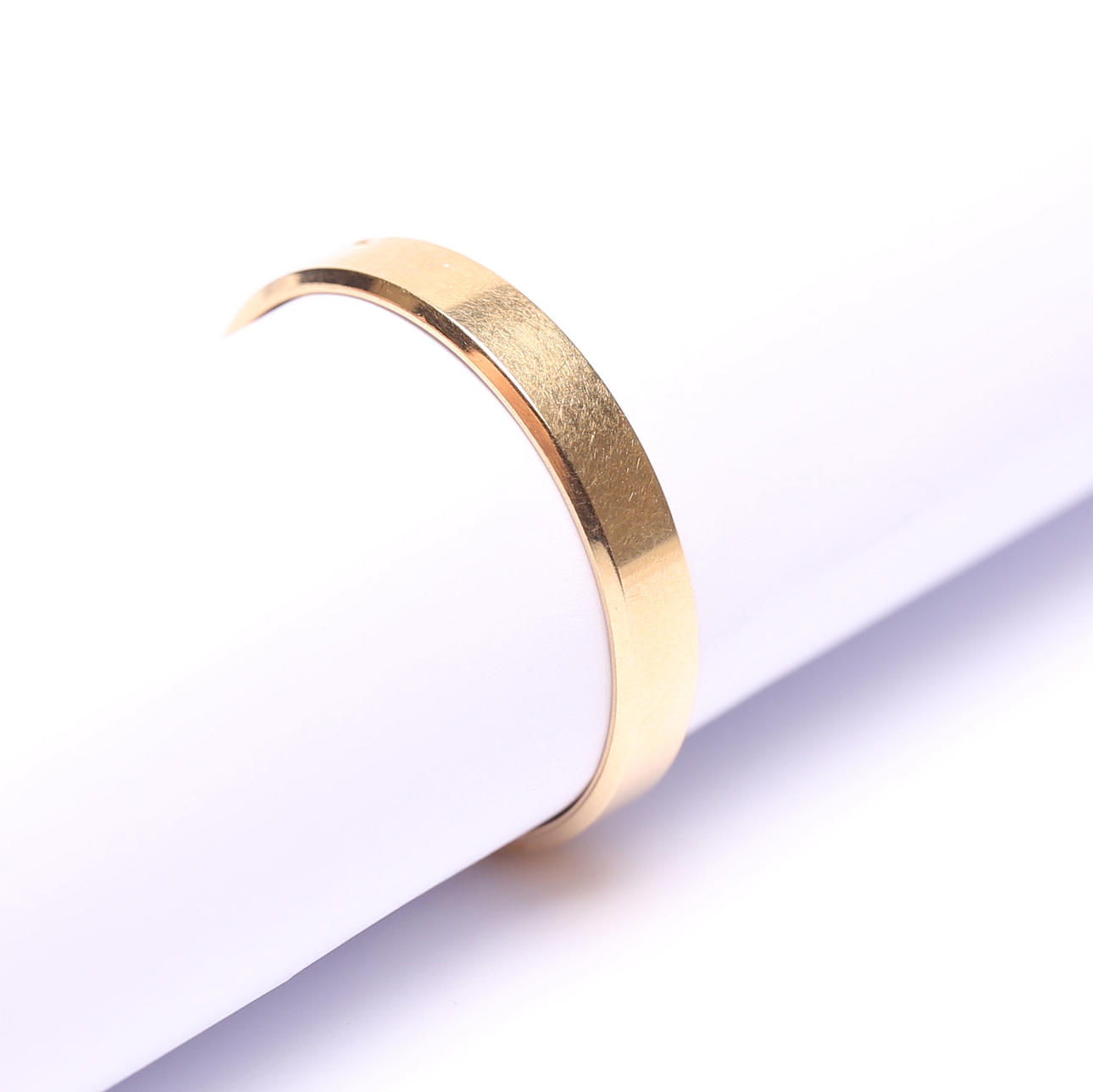 RING with engraving, 18k gold, weight approx 3,7g.