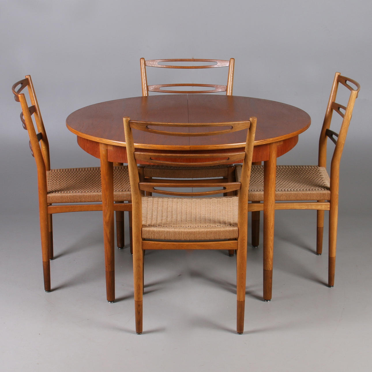 MATSALSGRUPP, 5 delar, teak, omkring 1900-talets mitt.