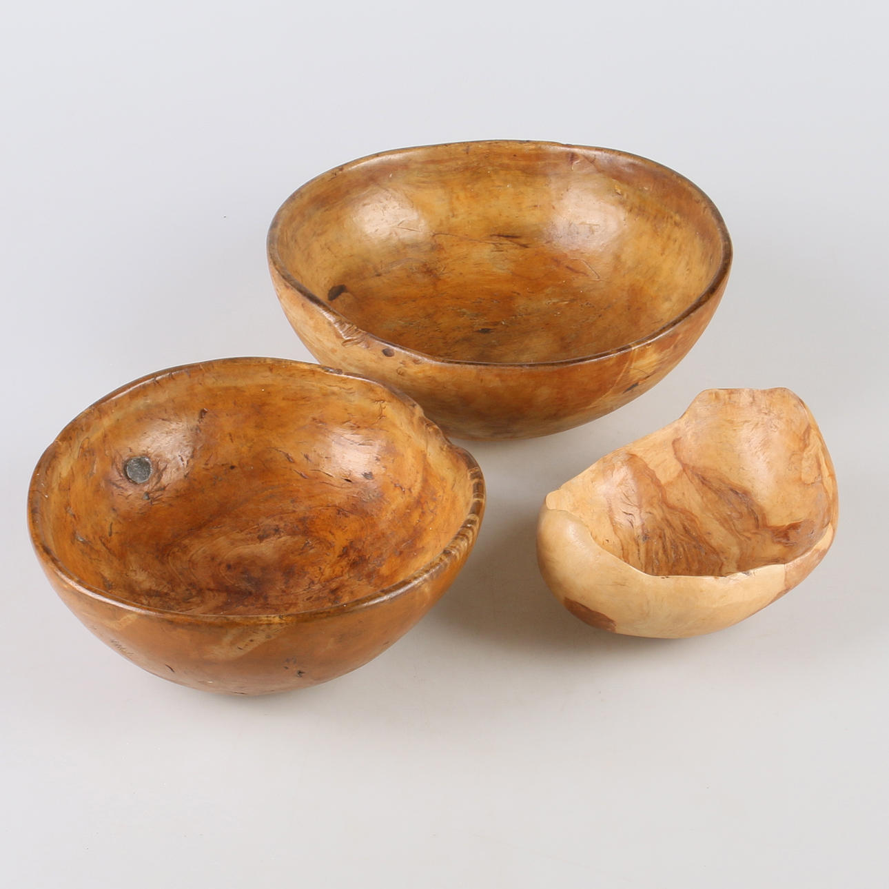 SKÅLAR, 3 st. Allmoge samt vril, signerade.