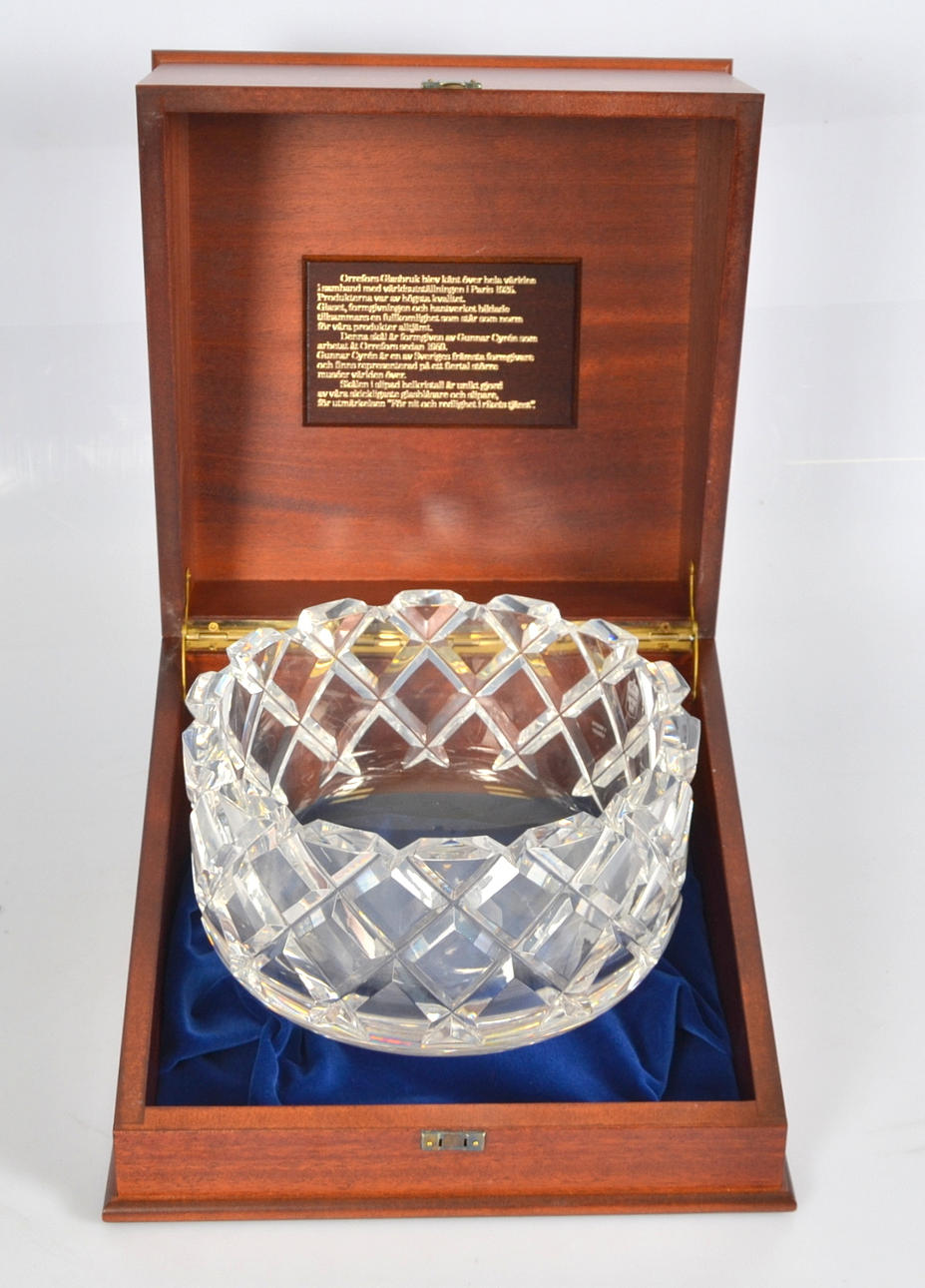 GUNNAR CYRÉN. Skål, kristall, "För nit och redlighet i rikets tjänst", Orrefors, signerad.
