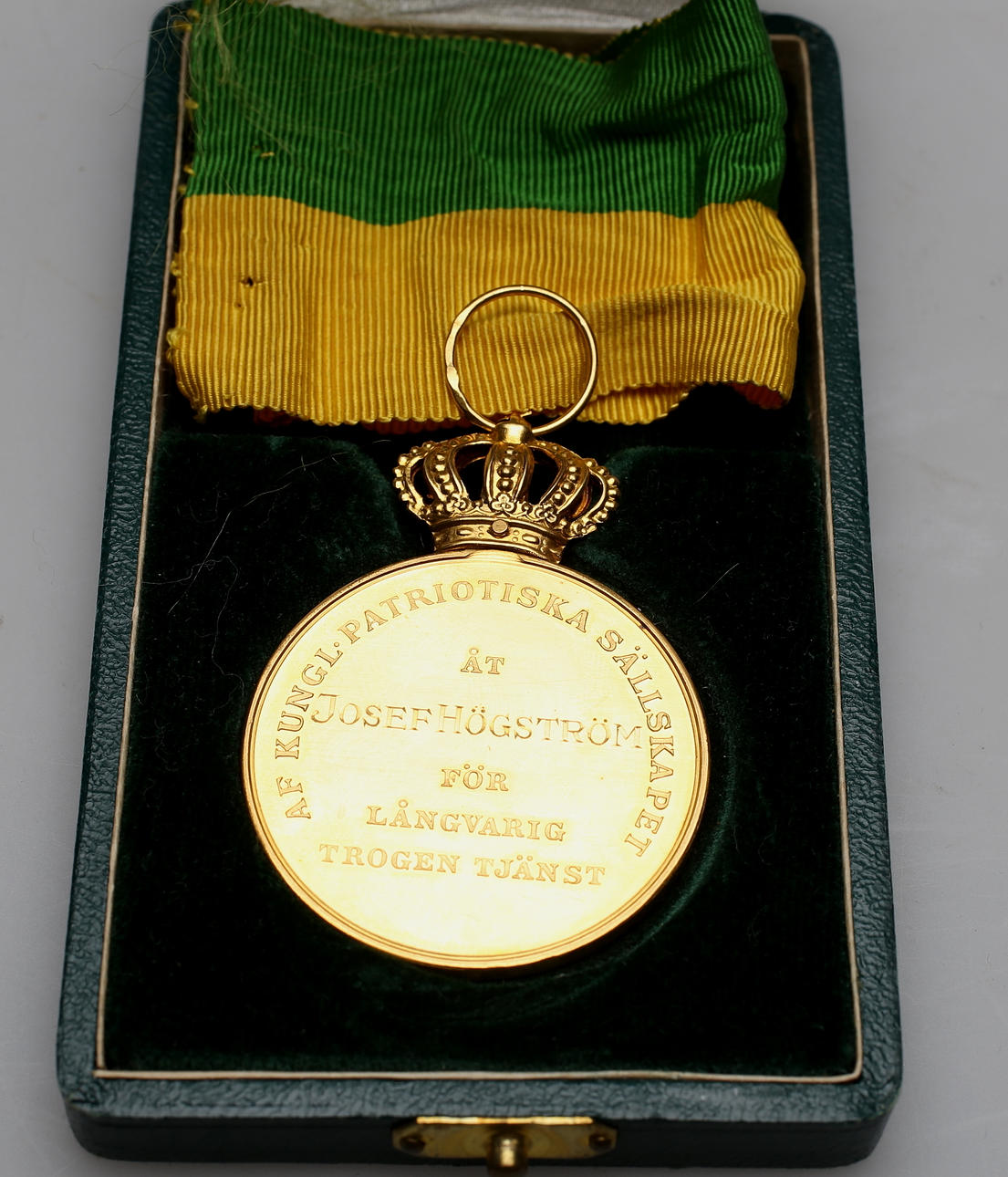 FÖRTJÄNSTMEDALJ 23K samt 18K guld, Kungliga Patriotiska sällskapet. Totalvikt ca 29,4 gram.