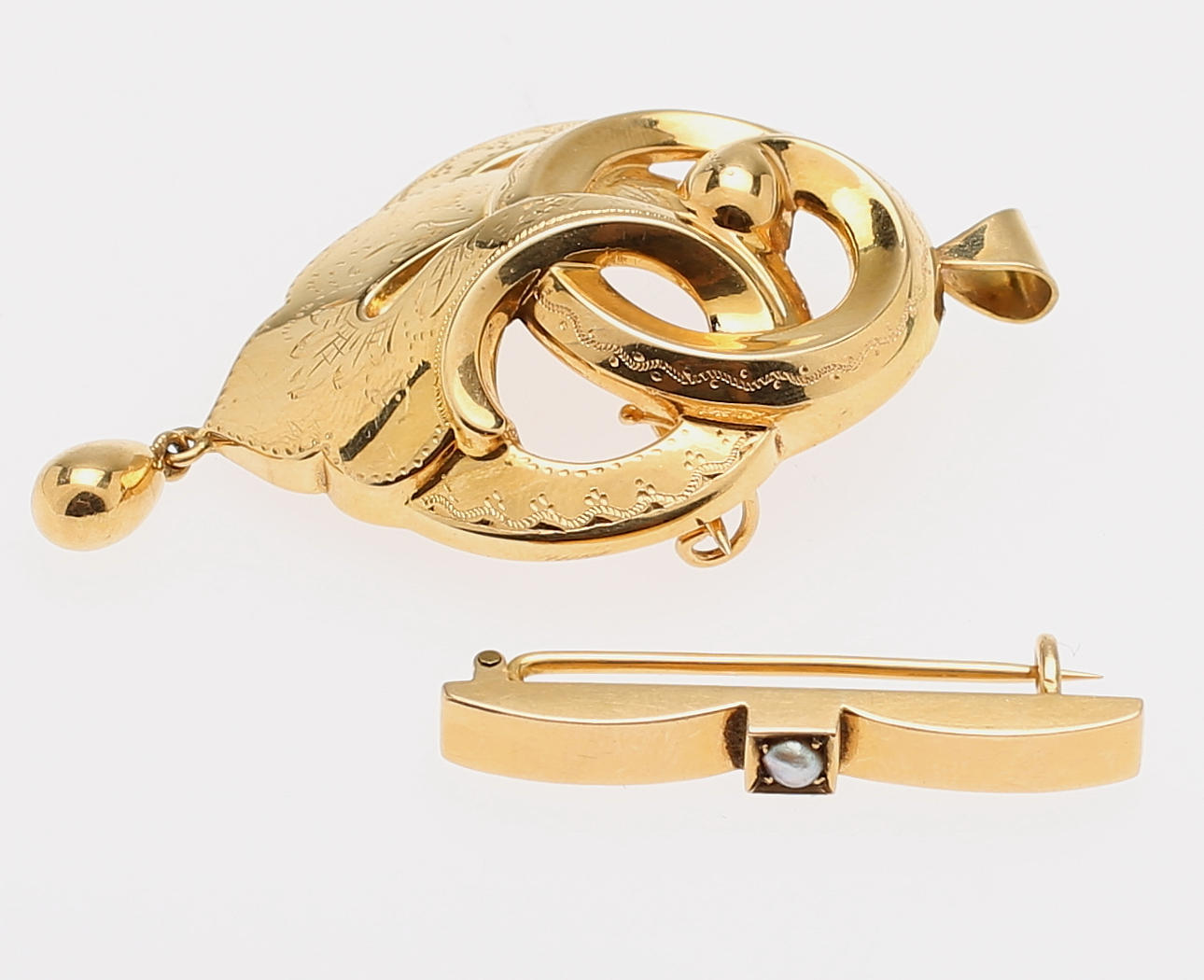 BROSCH, 2 st, 18K guld. Total vikt ca 6,5 g.