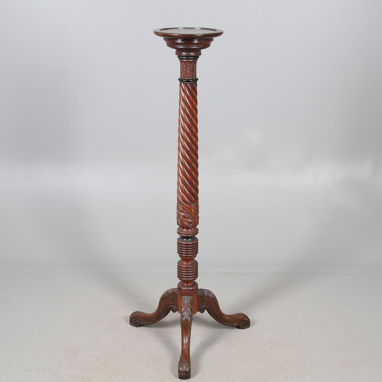 A 19TH CENTURY MAHOGANY TORCHERE.
