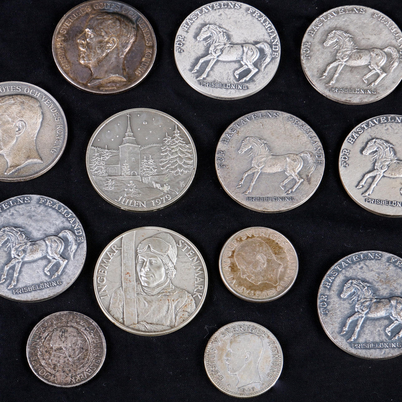 MEDALJER, samt mynt, 13 st. Silver, 1900-tal, vikt ca 430 gram.