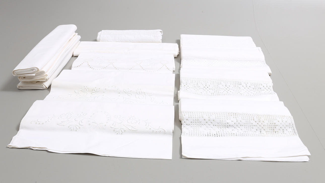 LAKAN med spets och brodyr.