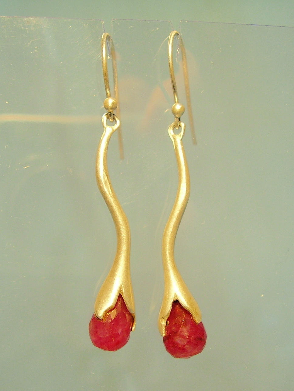 DESIGN ÖRHÄNGEN ÄKTA RUBINER 8 ct.