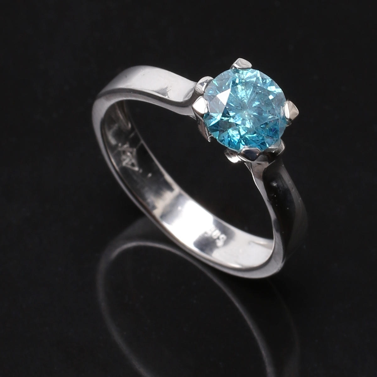 RING i 14 K vitguld med fancy blue diamant 1,23 ct.