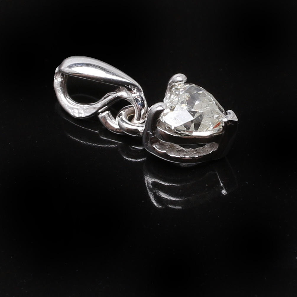 HÄNGE 14K vitguld med hjärtformad diamant 0,39 ct.