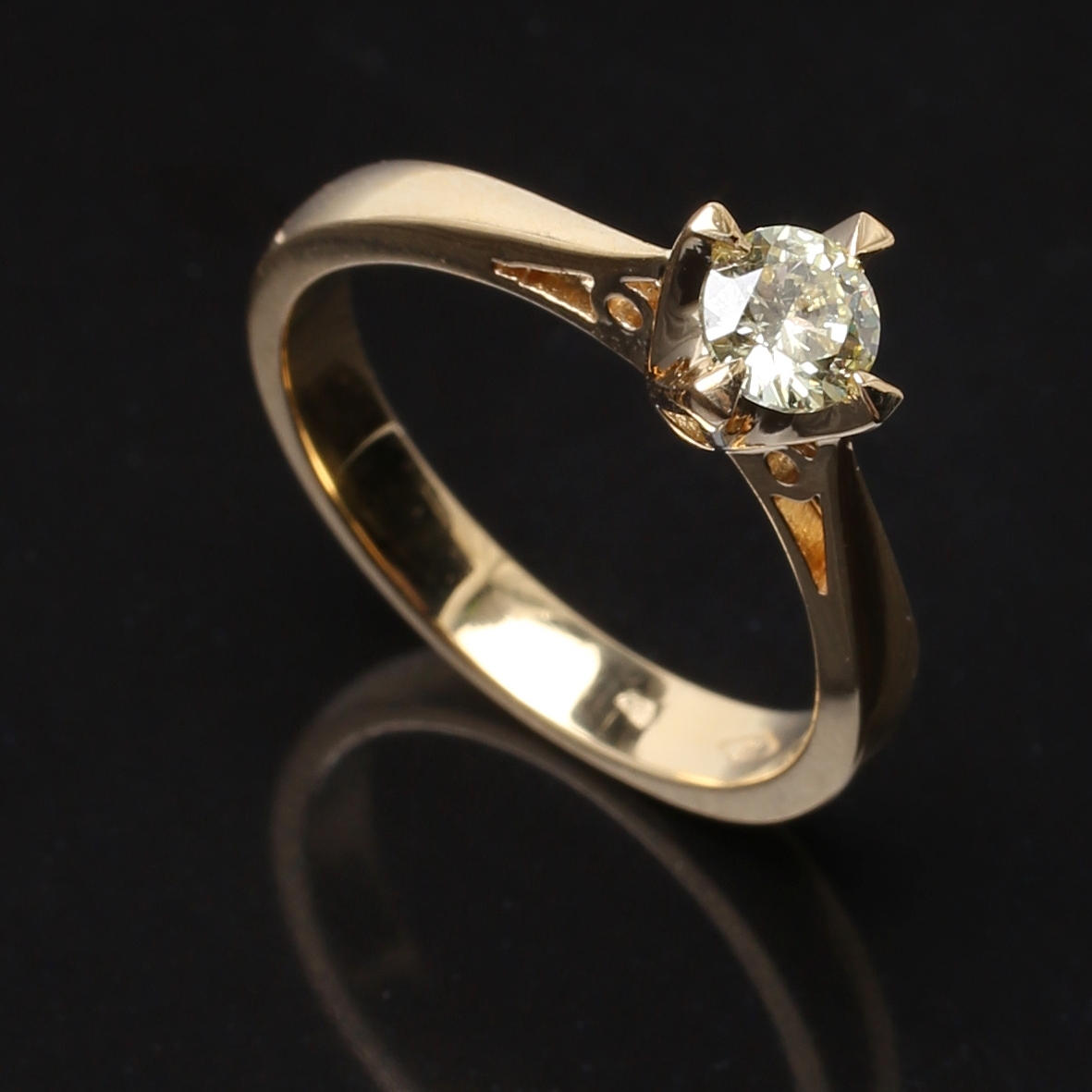 RING i 18 K gult guld med solitär diamant 0,40 ct.