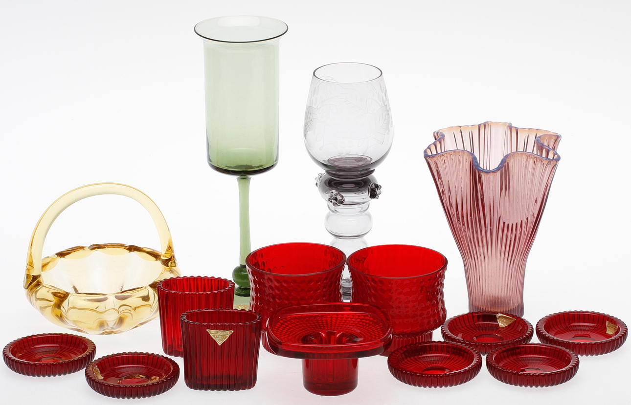 GLASFÖREMÅL, 15 delar, Gullaskruf.