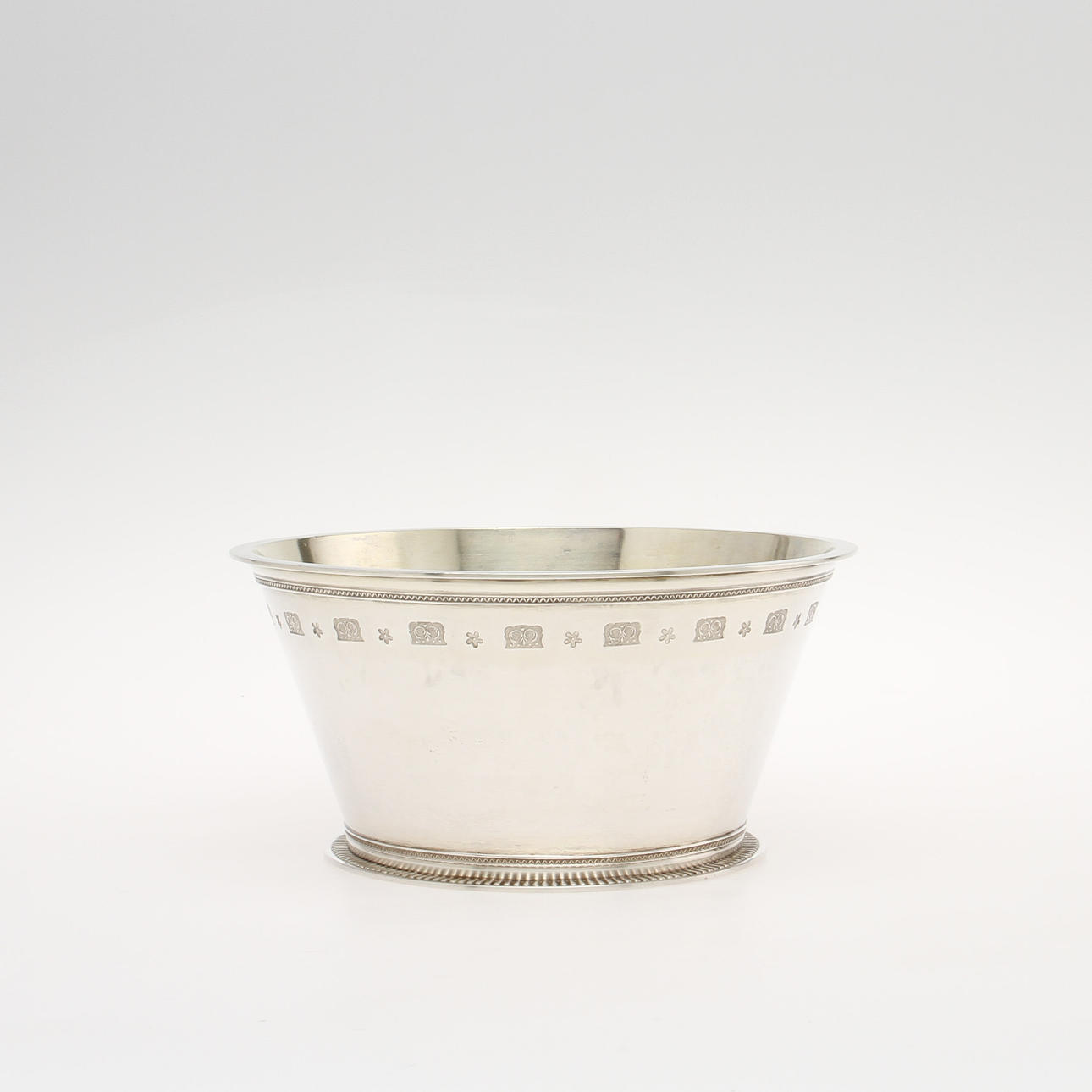 WIWEN NILSSON. Skål, silver, "Bysantinska modellen", Lund, 1943. Vikt 840 g.