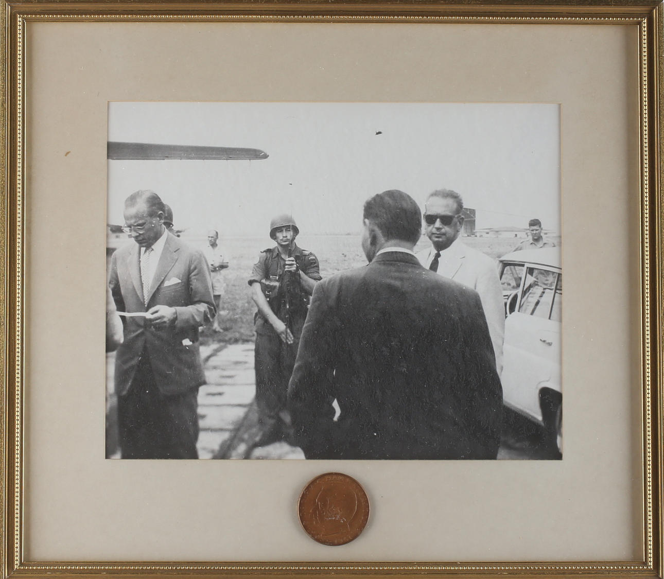 OIDENTIFIERAD FOTOGRAF. Fotografi, Dag Hammarskjöld, samt Minnespenning.