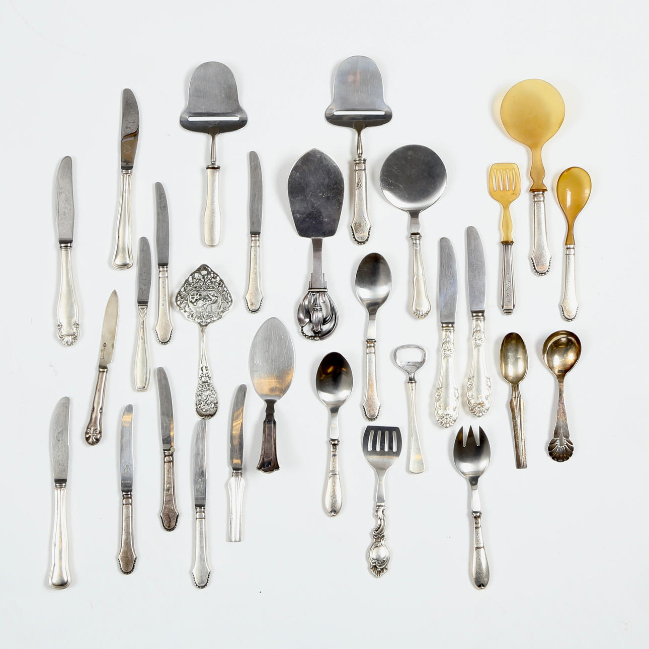 En samling bestik og tagtøj af sølv (29).