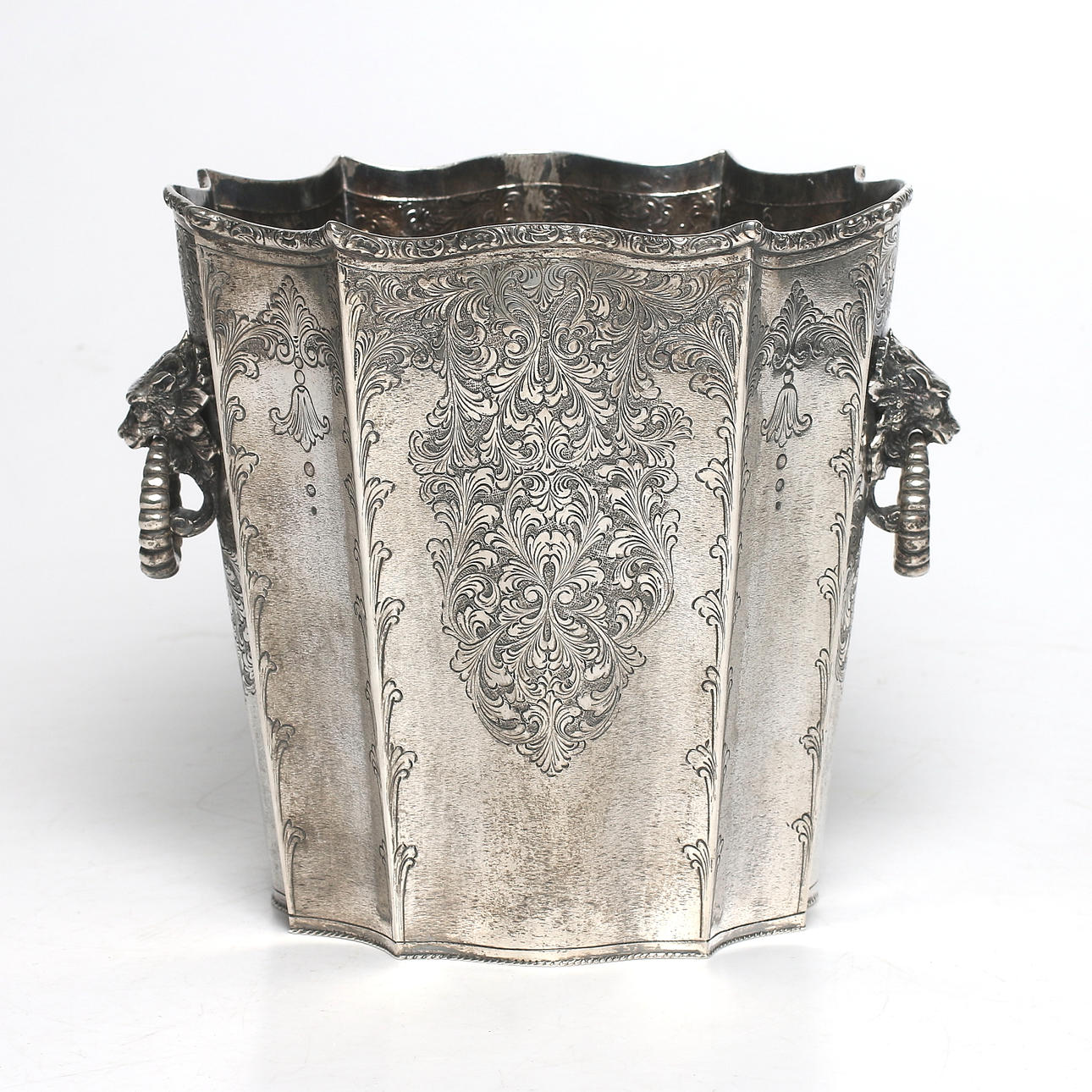 VINKYLARE, 830 silver, Jugend, troligen Tyskland. 1396 gram.