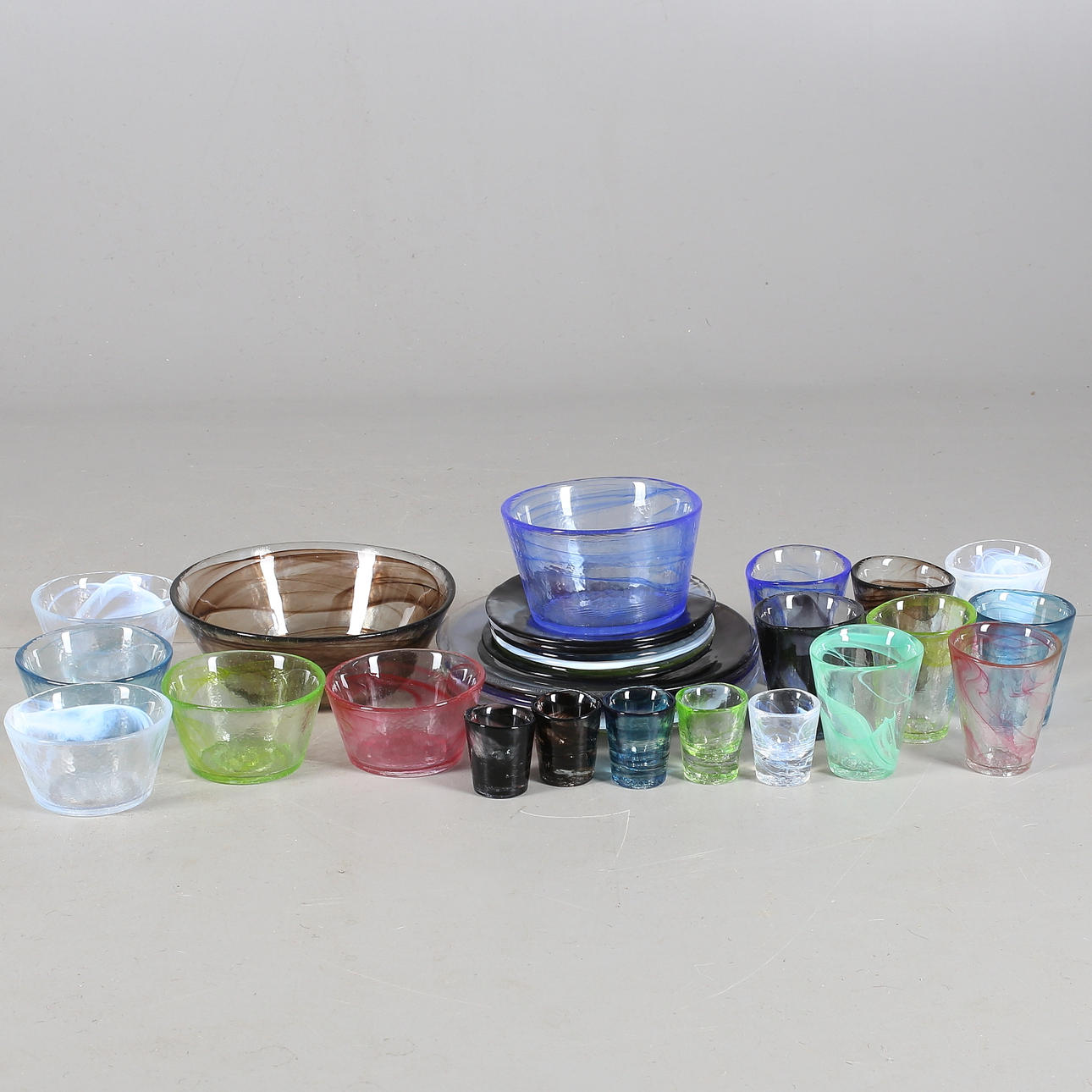 SERVIS, 32 delar konstglas, "Mine", Ulrica Hydman-Vallien, Kosta Boda, 1900-talets andra hälft.