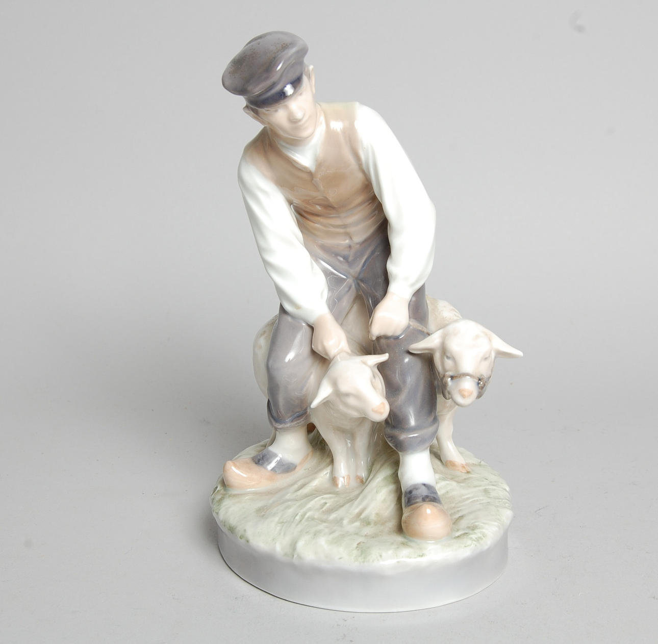 FIGURIN, porslin, " Man med får " Royal Copenhagen.