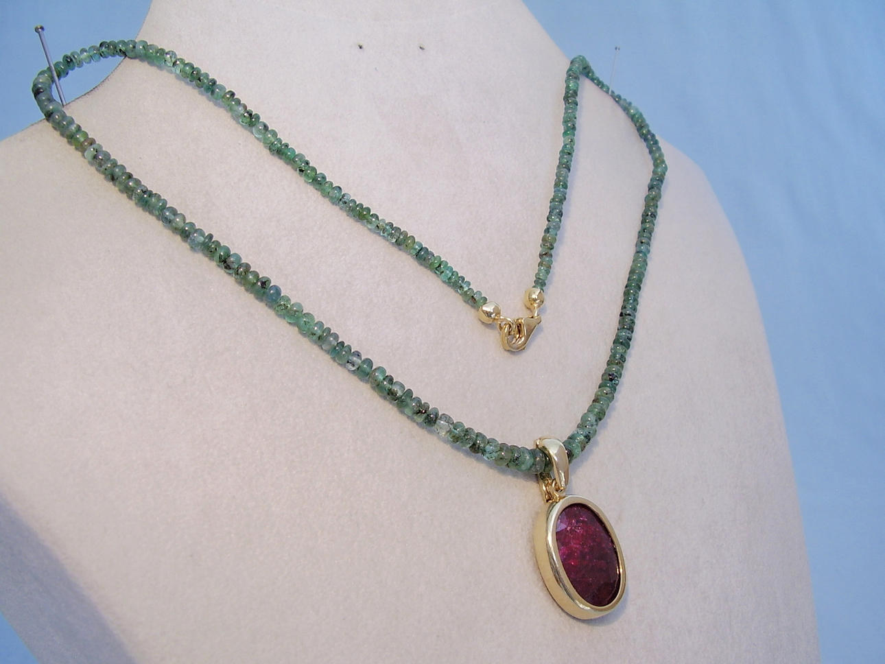 SMARAGD HALSBAND MED RUBIN HÄNGE.