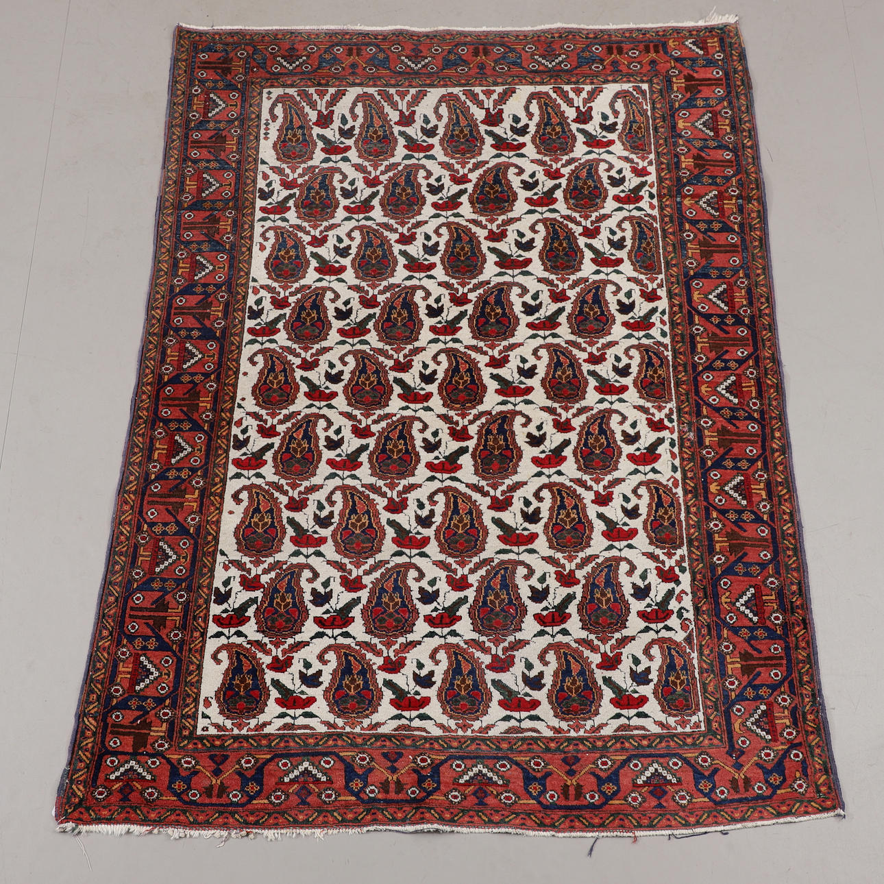 A carpet, paisley pattern, oriental, 195 x 145 cm.