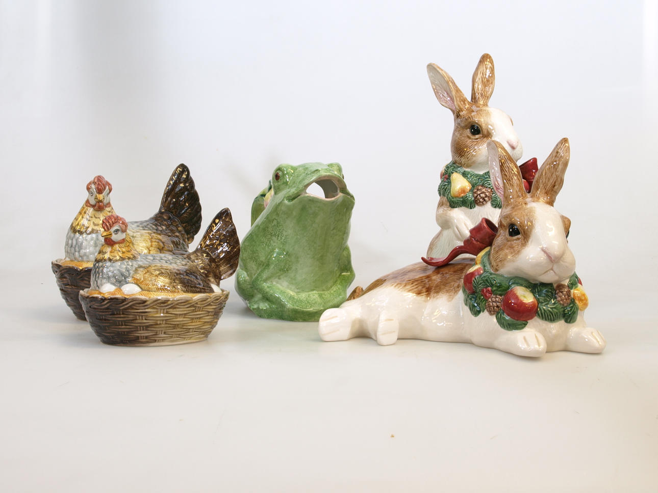 PRYNADSFÖREMÅL OCH ÄGGHÖNOR, porslin, 5 delar, 1900-talets andra hälft.