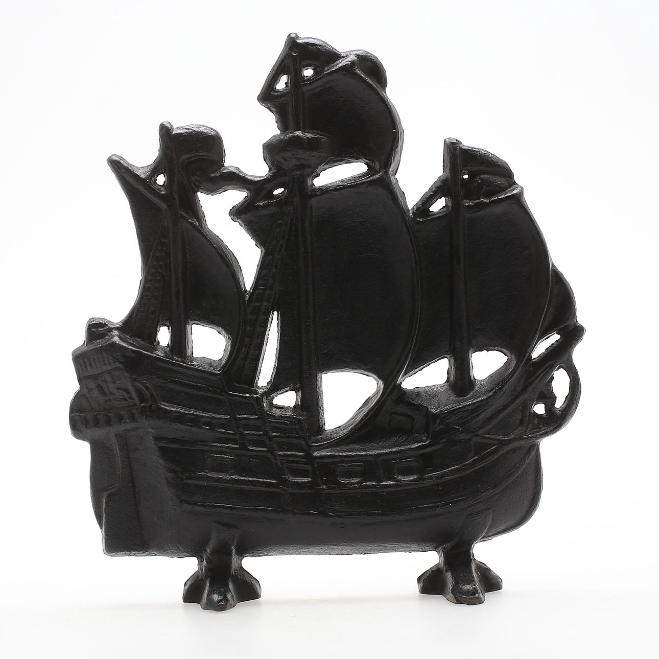 BORDSDEKORATION, gjutjärn, i form av fartyg, Enköpings verkstäder, daterad 1937.