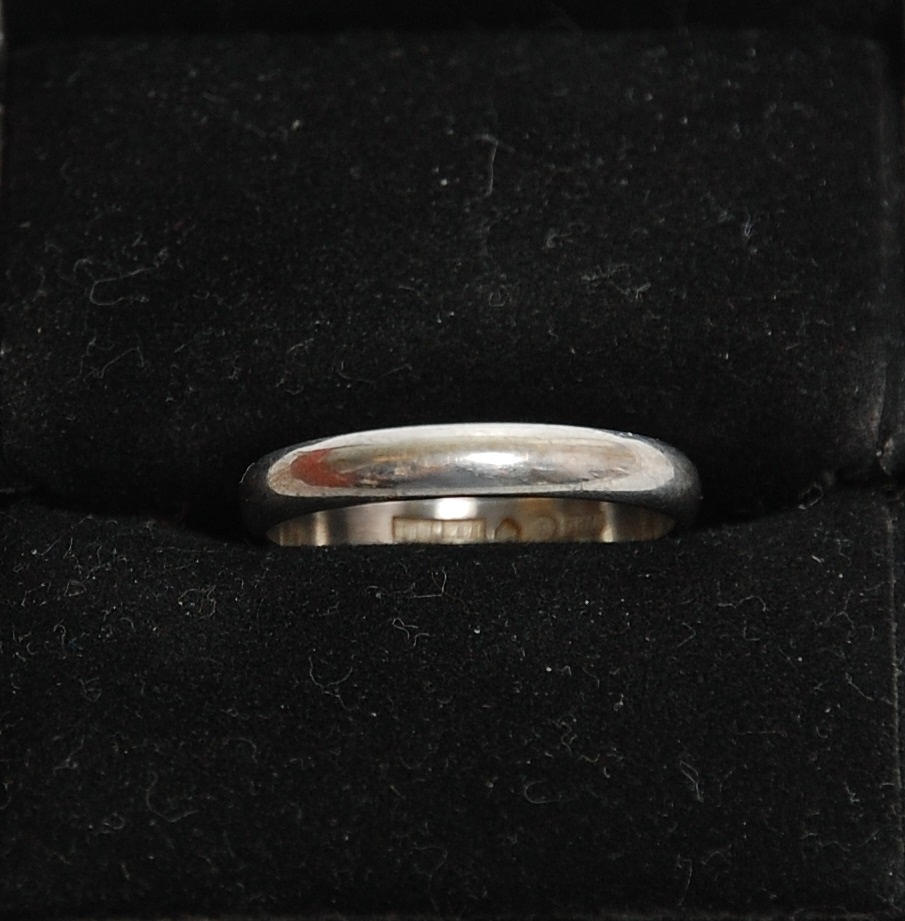 RING 18 k vitguld, vikt 3 g.