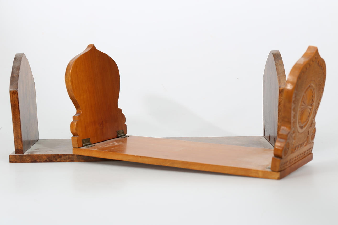 BOKSTÖD, trä, 2 stycken, 1900-talets första hälft.