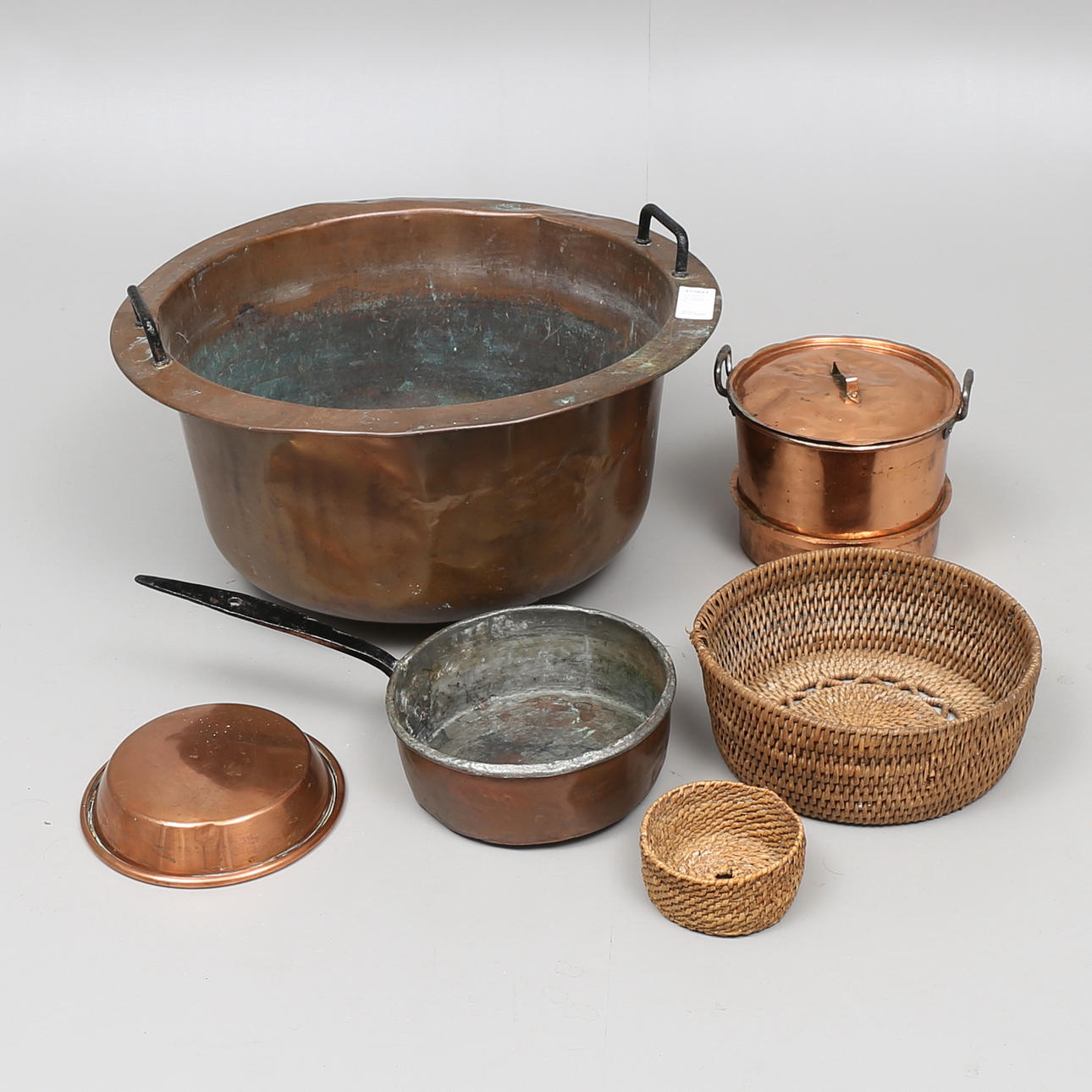 KOPPARKÄRL, 4 st samt OSTKORGAR, 2 st, 1800/1900-tal.