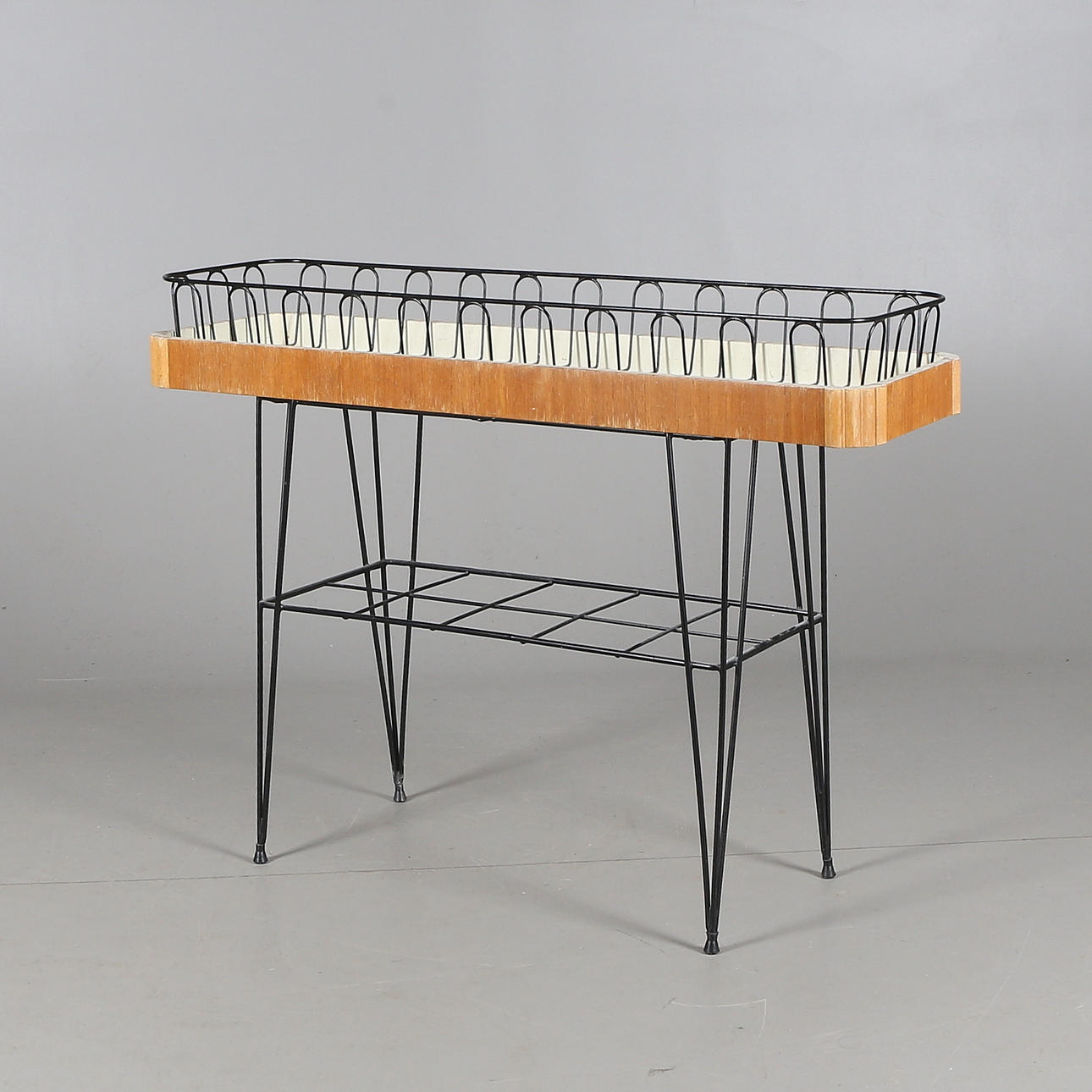 BLOMBORD, trä/gummiklädd metall, stringmodell, 1950/60-tal.