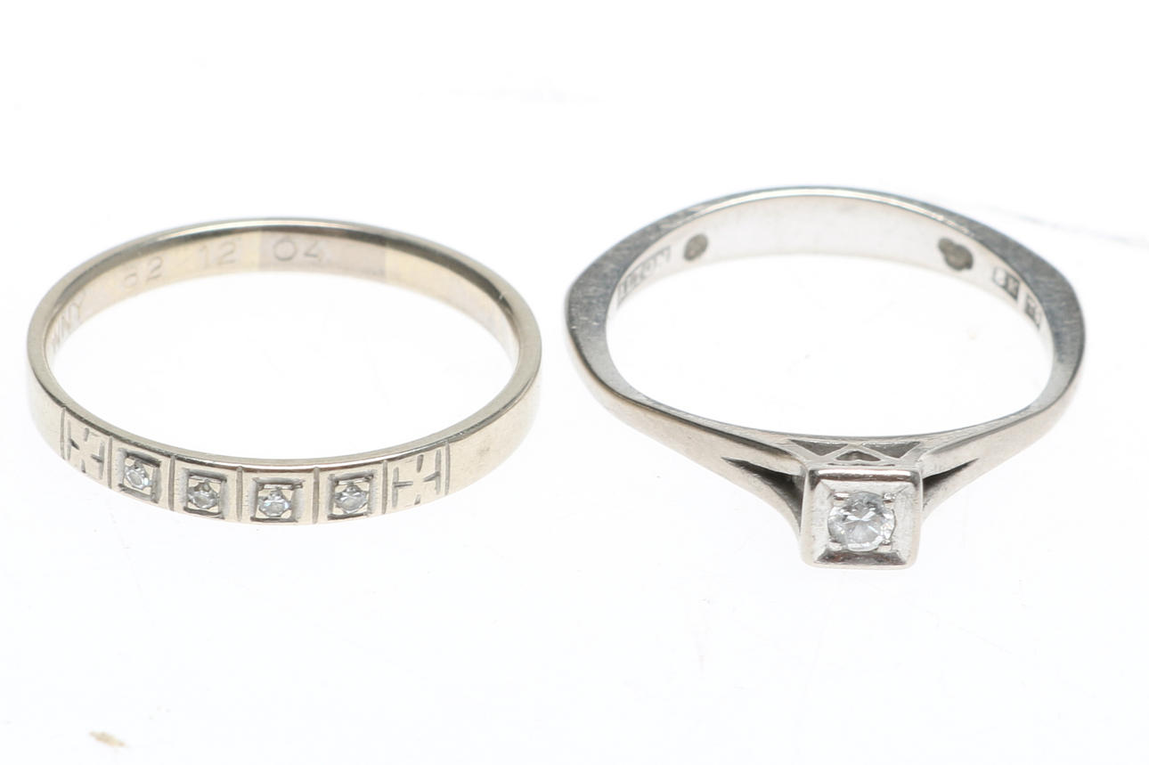 RINGAR, 2 st, 18 K vitguld, vikt 5,03 gram.