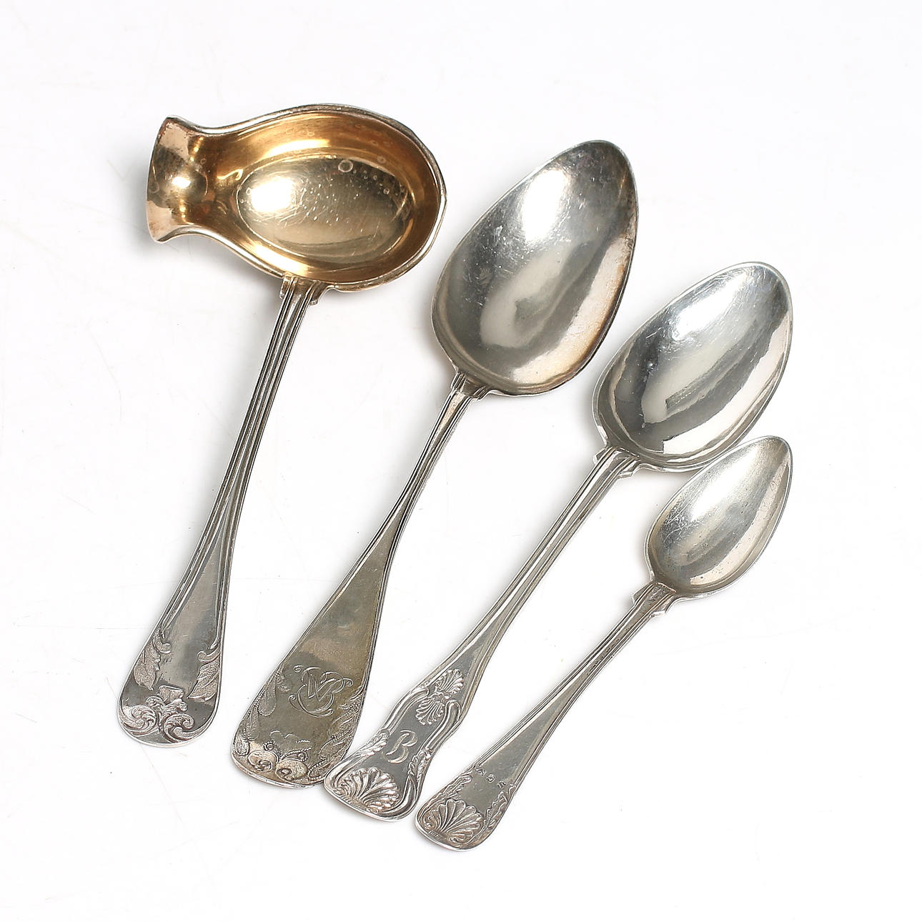 SÅSSLEV samt SKEDAR, 3 st. bl.a. "Gammal Fransk" modell. Vikt 122 gram.