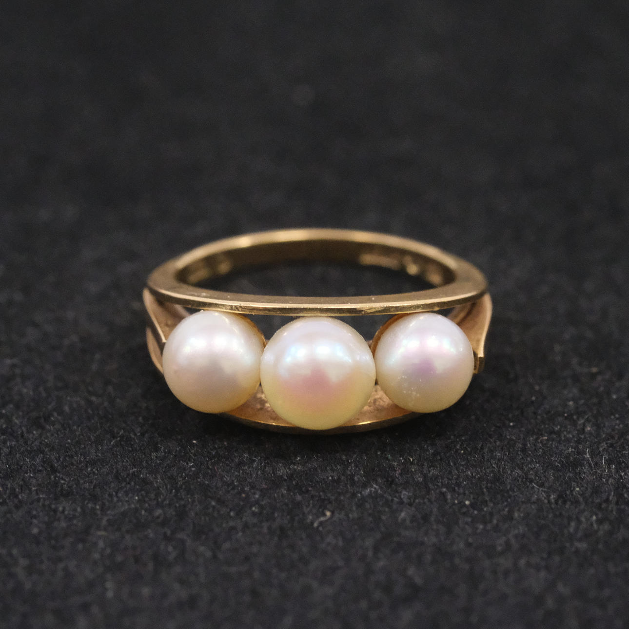 RING WITH PEARLS, 18K GOLD.
