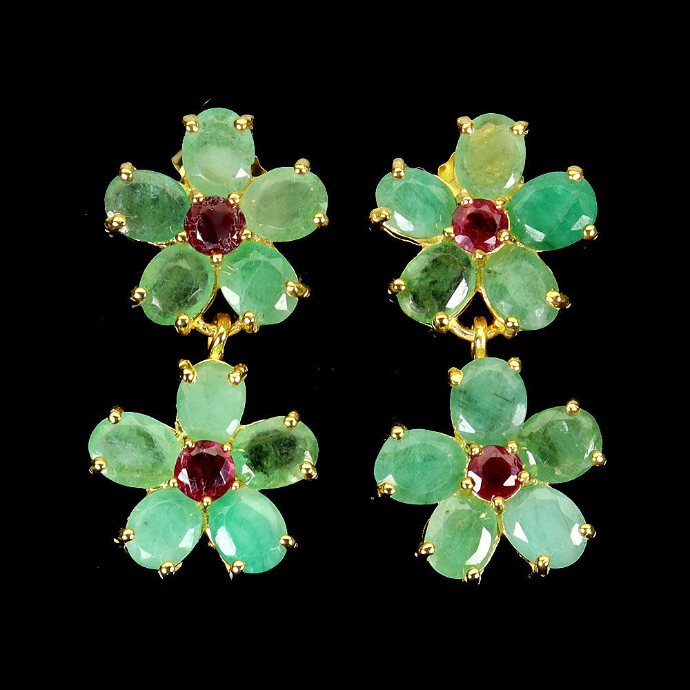 EMERALD FLOWER SHAPED SILVER EARRINGS.