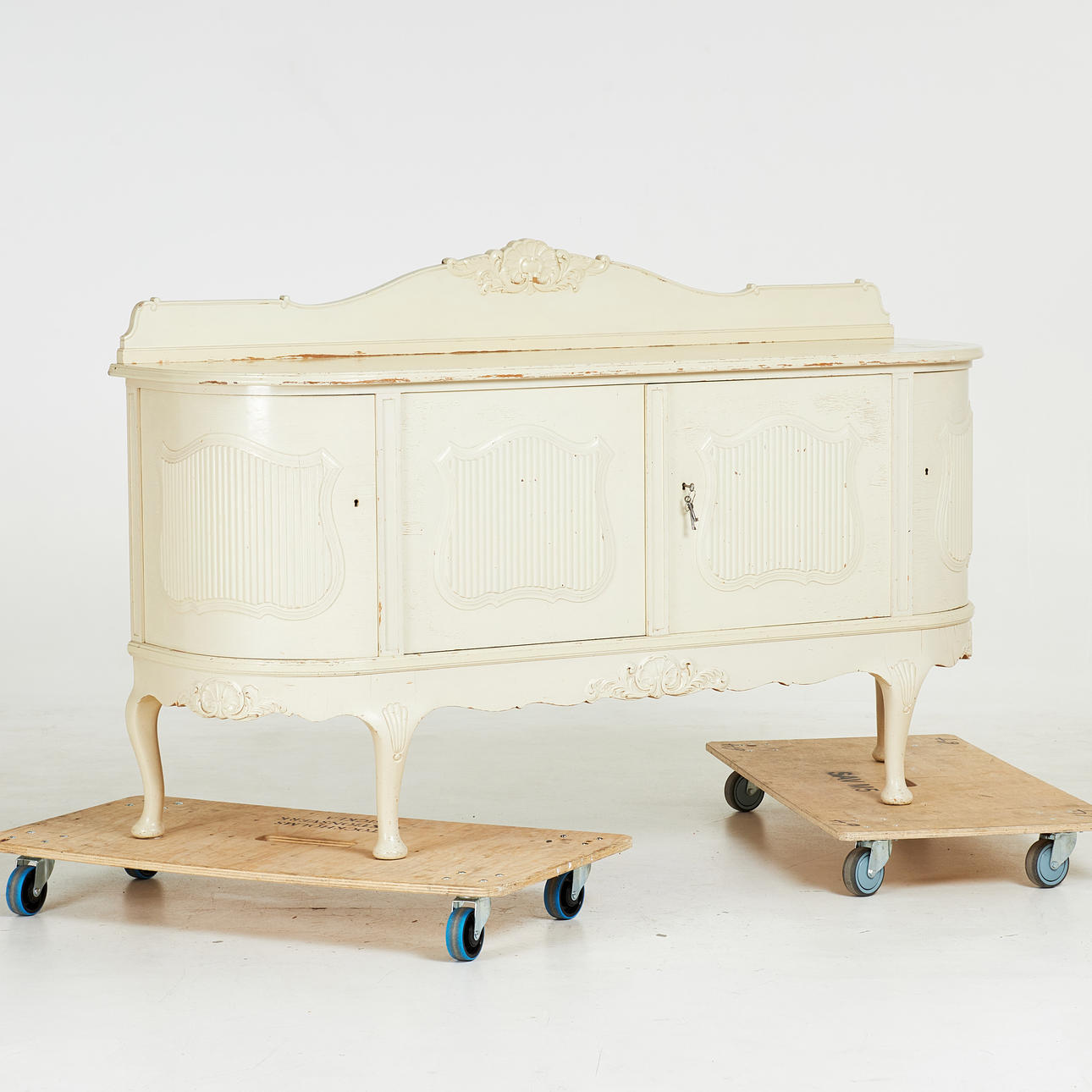 BUFFE. Rokokostil, 1900-tal, träskuren dekor. Möbler - Byråar - Auctionet