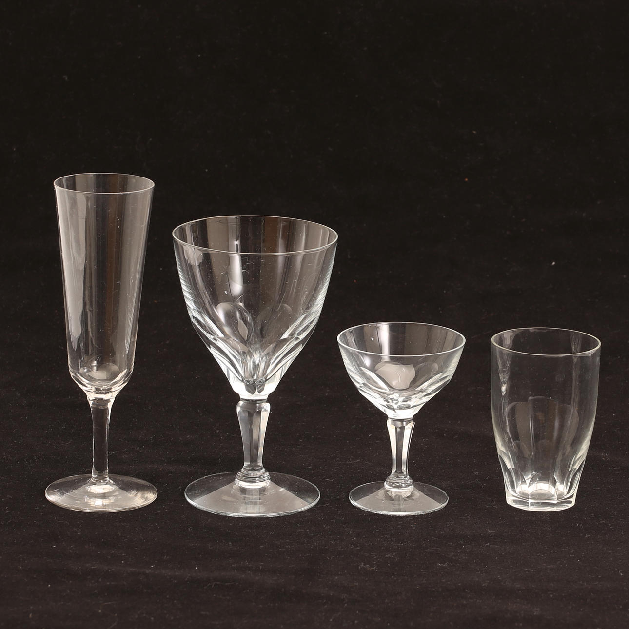 A 36-piece glassware set, cut decor, mid 20th century. Glass - Utility glass  - Auctionet