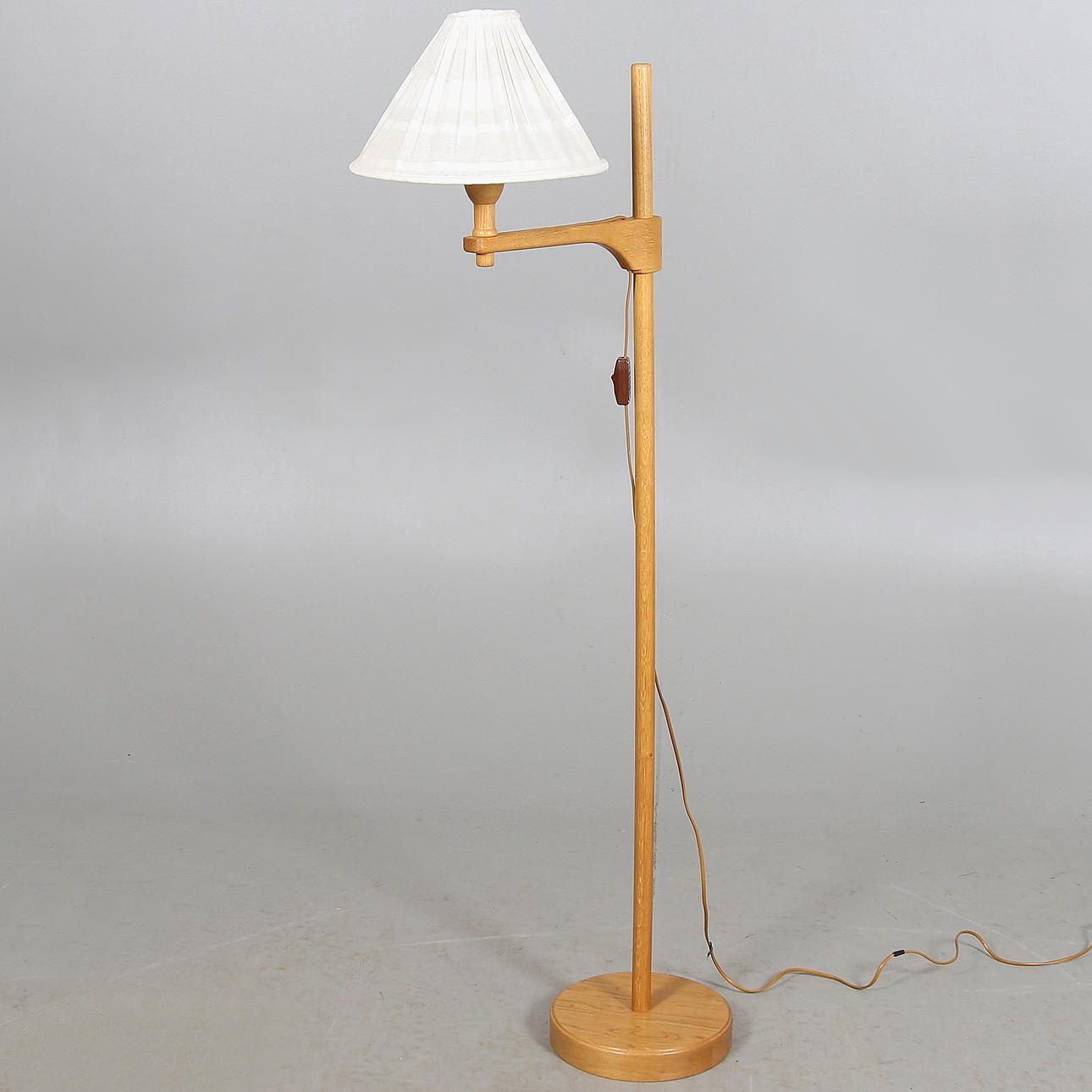 CARL MALMSTEN. Golvlampa, "Staken", 1900-tal.