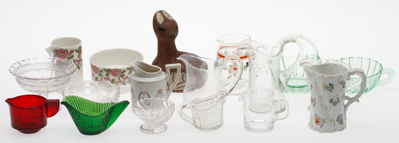 GLAS och KERAMIK, bl.a. SOCKERSKÅL och GRÄDDKANNA, "Törnrosa" Gustavsberg, kannor, figurin, 1800-1900-tal.