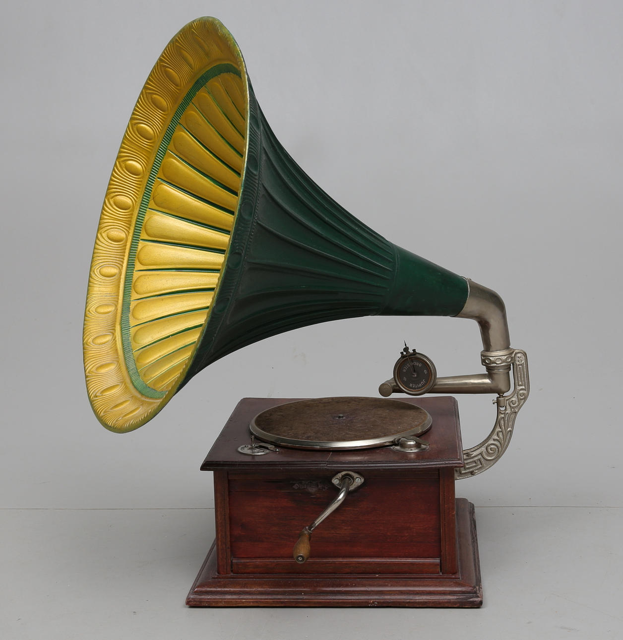 TRATTGRAMMOFON med vev, 1900-talets första del.