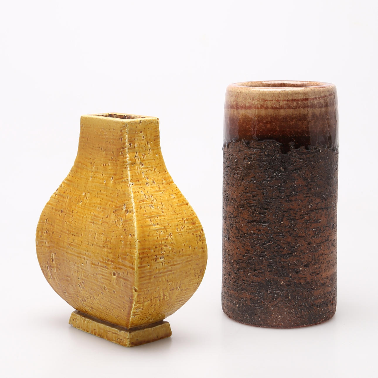 VASER i chamotterat stengods, 2 st Gunnar Nylund och Kraitz.