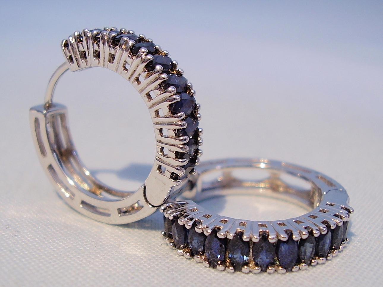 SAFIR HOOP ÖRHÄNGEN STERLING SILVER.