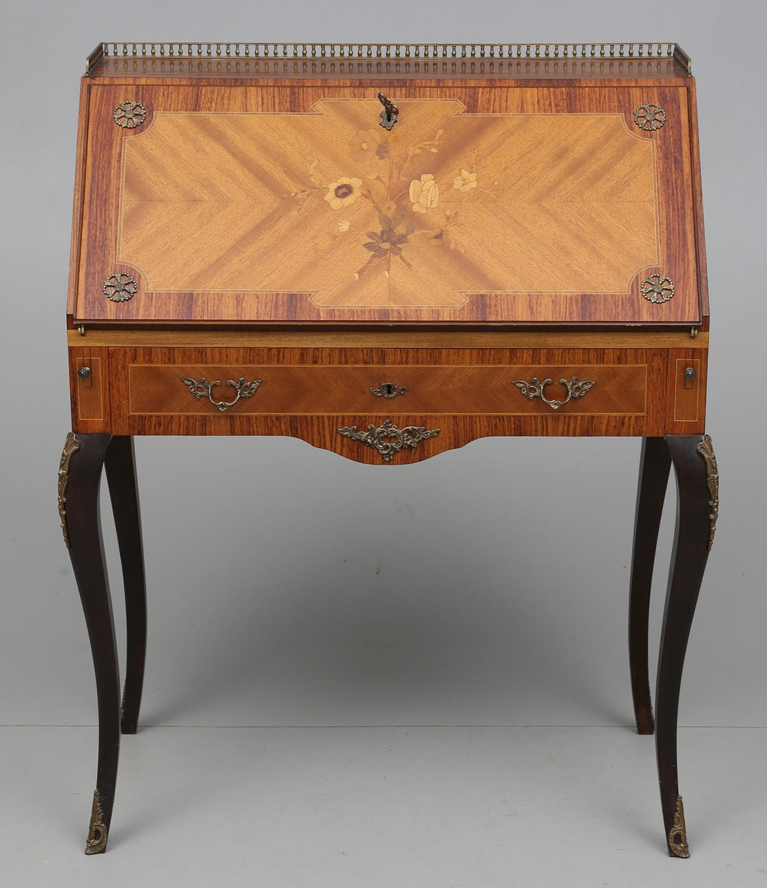 SEKRETÄR med intarsia, rokokostil, 1900-talets mitt.