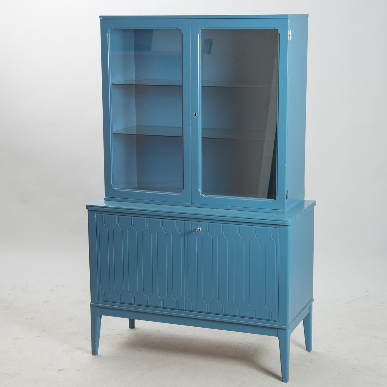 VITRINSKÅP, blåmålat, 1900-talets mitt, Finland.