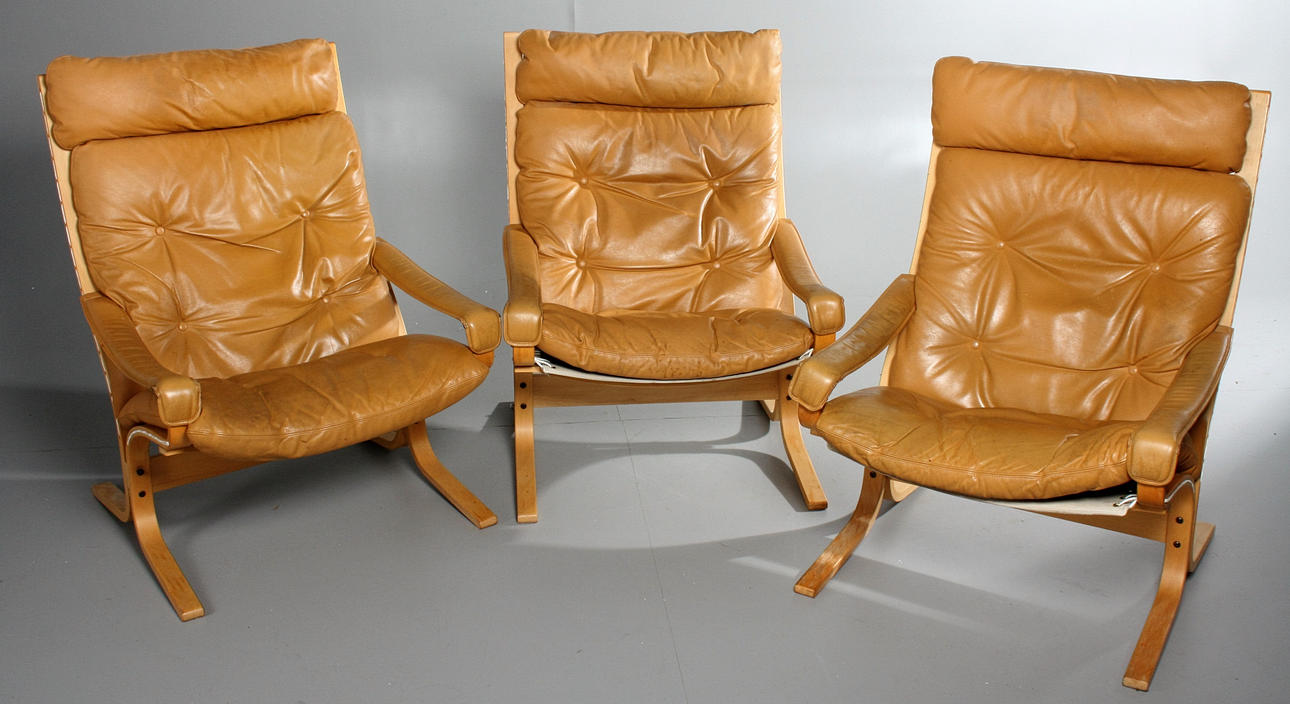 FÅTÖLJER , Westnofa Norway. 3 st, & Runt BORD, trä & glas.