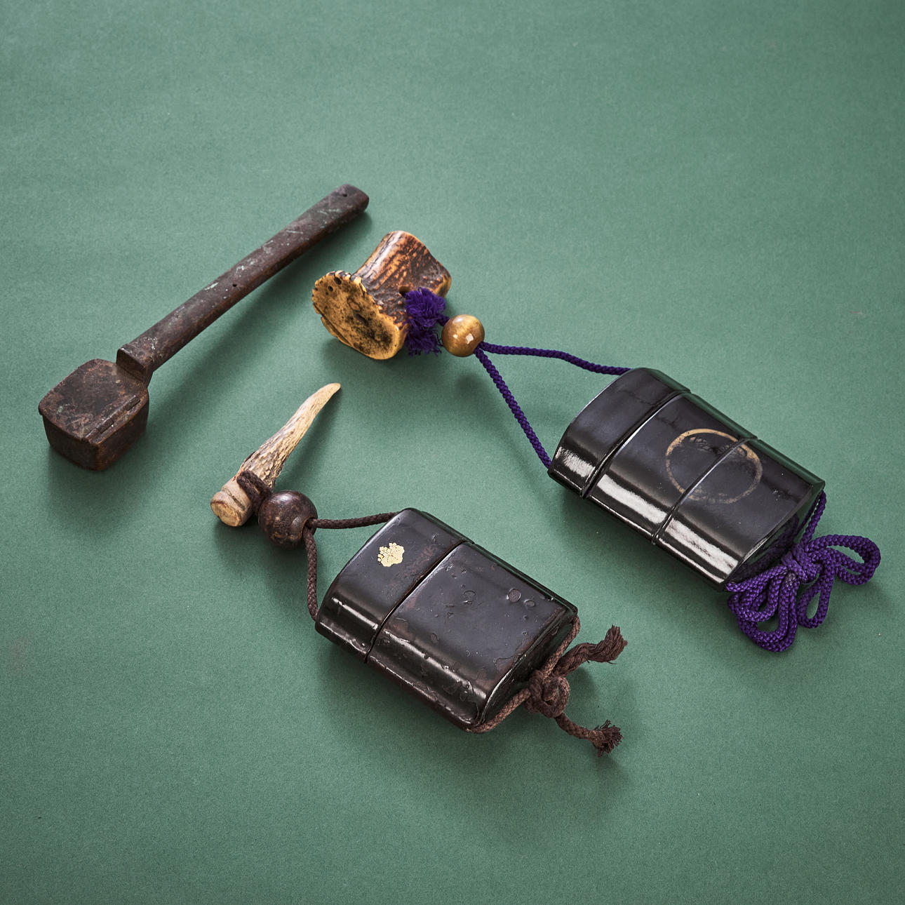 INRO, 2 st., med netsuke i horn, och YATATE, bläckhorn, japanska, Edo ...