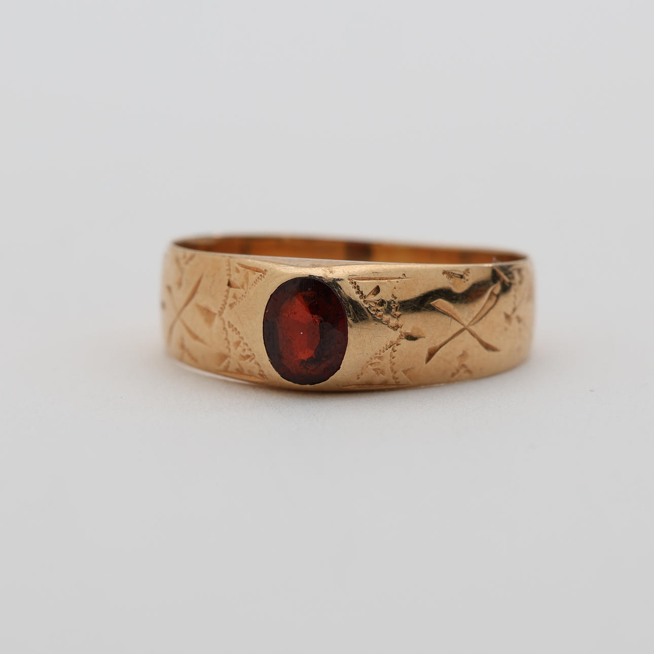 RING, 14K guld med röd sten.
