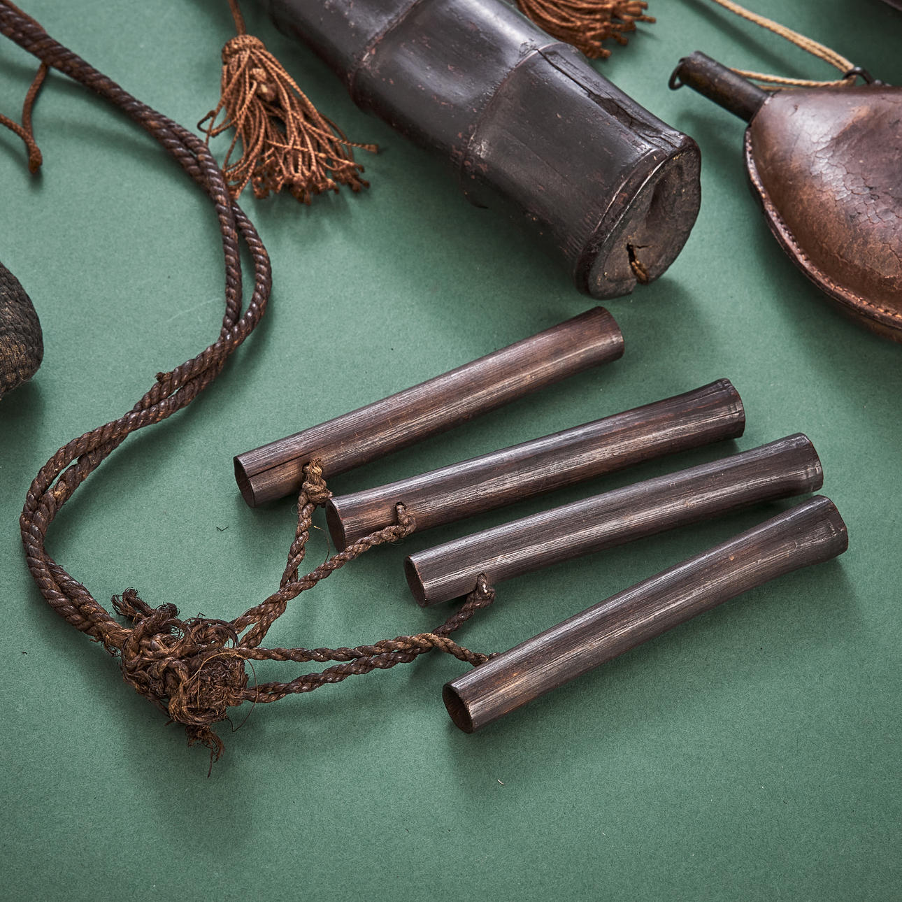 A set of 3 gunpowder bottles, a Japanese charging tube, 19th century ...